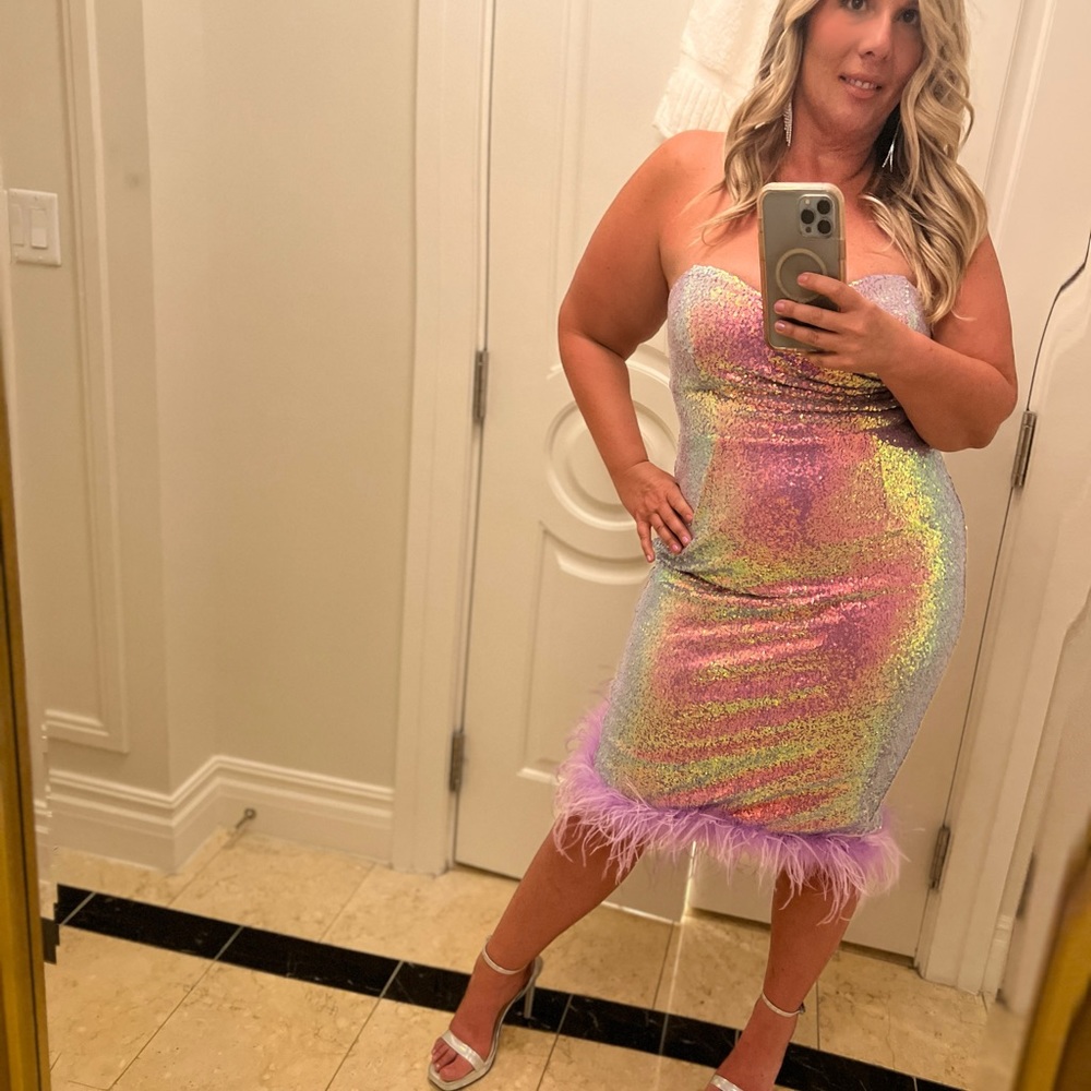 Lavish Alice Bella Bandeau midi dress with feather hem in Lilac sequin - Picture 2 of 5